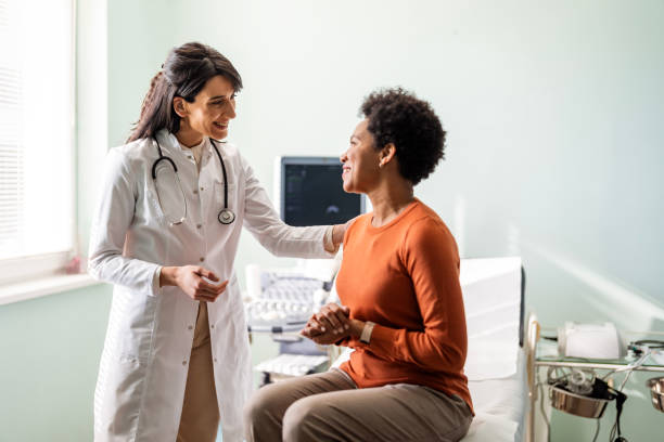 Femme médecin rassurant une patiente.